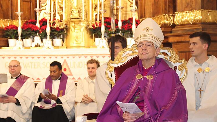 ...und lauscht den Worten des Bürgermeisters.