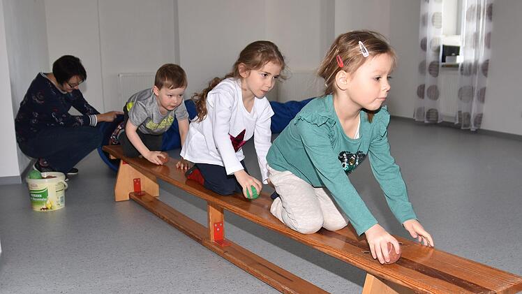 Die Kindergartenkinder turnen in den neuen Räumen.