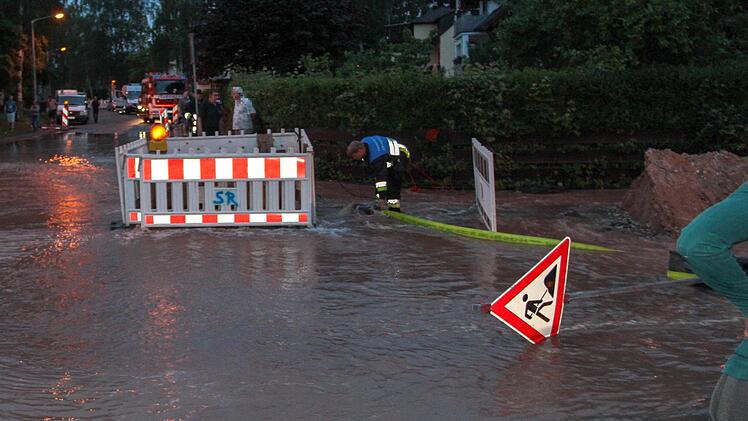 Eine defekte Wasserleitung hat im Westen von Nürnberg für eine große Überschwemmung gesorgt. Foto: News5/Friedrich