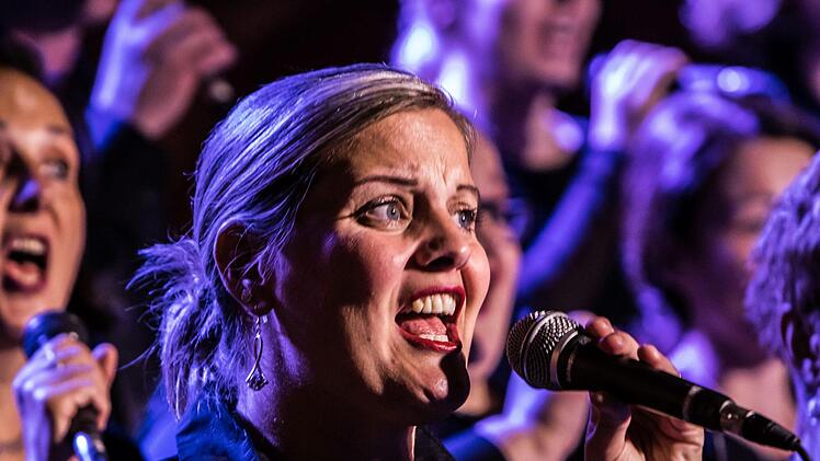 Mitreißender Auftritt vor zahlreichen Zuhörern: "Gospelrock und Band"  aus Erfurt unter Leitung von Oliver Debus  beim Gastspiel in St. Georg in Neustadt.Foto: Jochen Berger