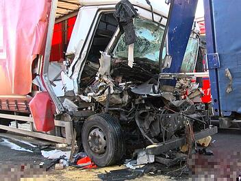 Bei einem schweren Auffahrunfall auf der A3 ist ein Fahrer ums Lebens gekommen. Foto: News5