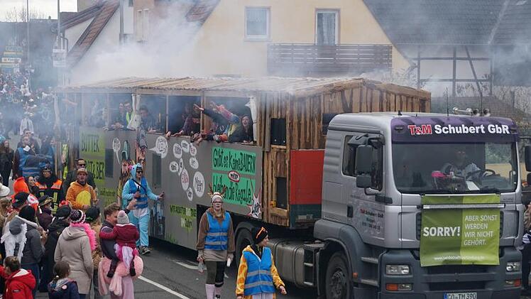Vorletzter war der Tieflader der Hattersdorfer Jugend, danach kam der Müllwagen. Foto: Johannes Michel