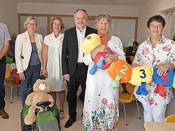 Kreisvorsitzende Inge Aures übergab mit der Raupe "Nimmersatt" ein Gastgeschenk der Arbeiterwohlfahrt Kulmbach. Unser Bild zeigt von links Rainer Blüchel, Bürgermeister Jochen Trier, Margit Vogel, Sibylla Naumann, Pfarrer Peter Brünnhäußer, Kersti...