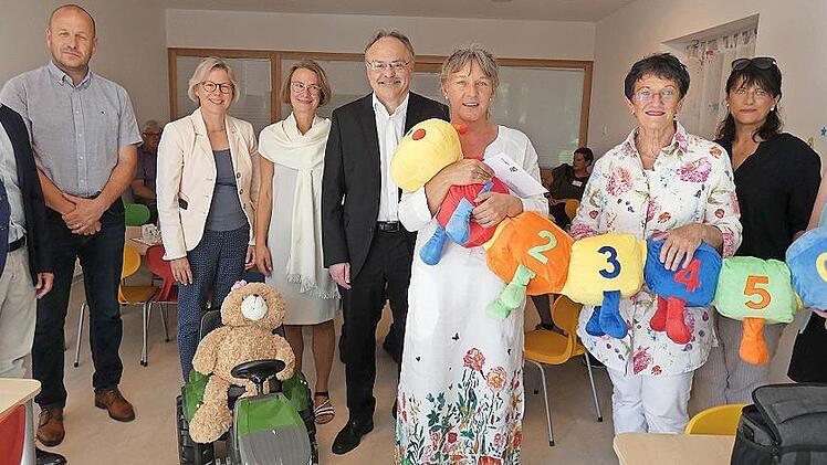 Kreisvorsitzende Inge Aures übergab mit der Raupe "Nimmersatt" ein Gastgeschenk der Arbeiterwohlfahrt Kulmbach. Unser Bild zeigt von links Rainer Blüchel, Bürgermeister Jochen Trier, Margit Vogel, Sibylla Naumann, Pfarrer Peter Brünnhäußer, Kersti...