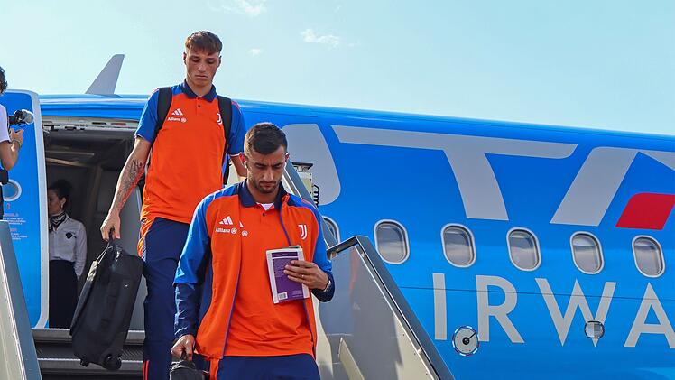 Flughafen Nürnberg: Juve Stars landen am Airport - Testspiel gegen den Club am Freitag