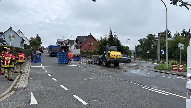 D&ouml;rfles-Esbach: Biertransporter verliert Ladung an Bahn&uuml;bergang