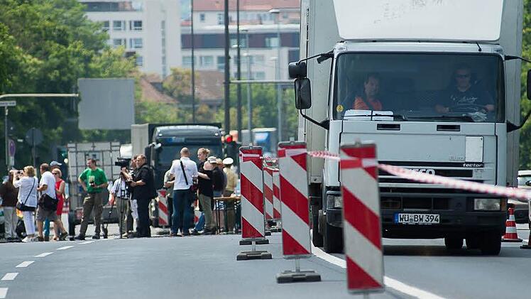 Weil sie um ihre Gesundheit fürchten, demonstrierten am Mittwoch etwa 80 Menschen gegen den Schwerlastverkehr in Würzburg.  Foto: Tobias Köpplinger