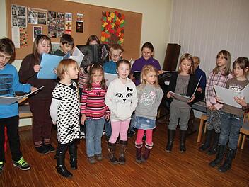 Der neu gegründete Kinderchor Mannsflur kann sich sehen lassen: 13 Grundschul- und einige Kindergartenkinder treffen sich jeden Dienstag um 15.30 Uhr zur Probe im Gemeinderaum der evangelischen Kirche. Fotos: Sonja Adam