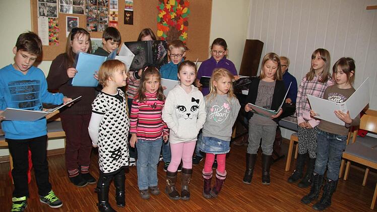 Der neu gegründete Kinderchor Mannsflur kann sich sehen lassen: 13 Grundschul- und einige Kindergartenkinder treffen sich jeden Dienstag um 15.30 Uhr zur Probe im Gemeinderaum der evangelischen Kirche. Fotos: Sonja Adam