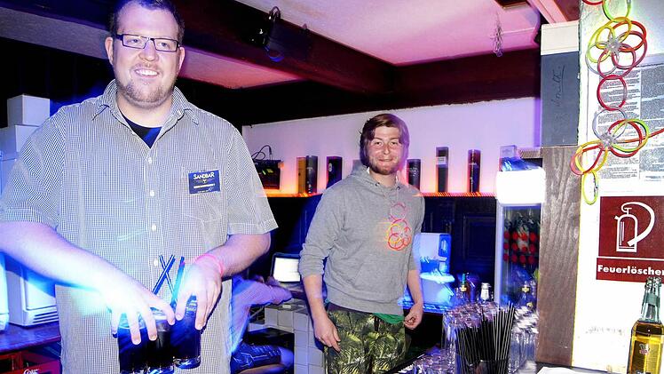 Christopher und Florian kümmern sich darum, dass die Gäste bei der Happy Hour versorgt sind und Christoph legt im Hintergrund die Musik auf. Foto: Sarah Dann