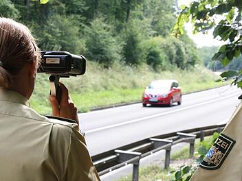 So sieht es aus, wenn die Polizei mit der Laserpistole misst. Archivfoto: Edgar Bartl