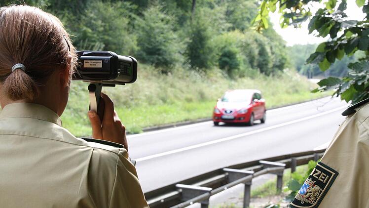 So sieht es aus, wenn die Polizei mit der Laserpistole misst. Archivfoto: Edgar Bartl