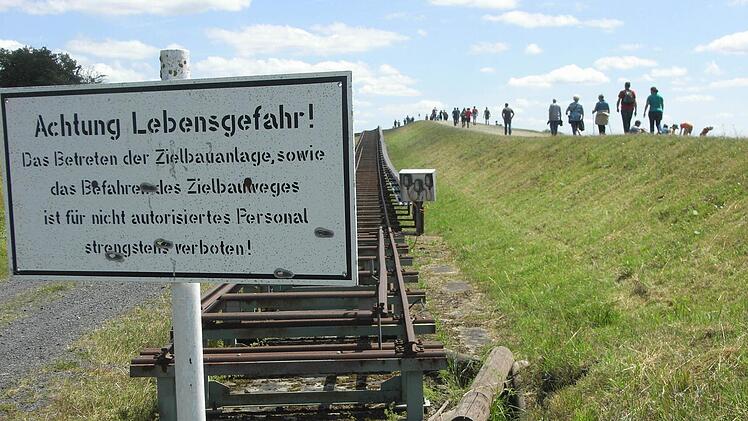 Klar und deutlich: Auf dem Truppenübungsplatz geht es nicht immer friedlich zu. Am Wochenende durfte aber auf ausgewiesenen Strecken wieder einmal gewandert werden. Foto: Joachim Rübel