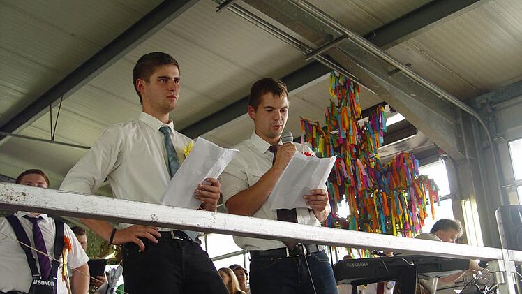 Kris Müller und Dennis Kretz trugen den Züntersbacher Kirmesspruch am Sonntagnachmittag vor.  Foto: Brigitta Kempe-Wolf