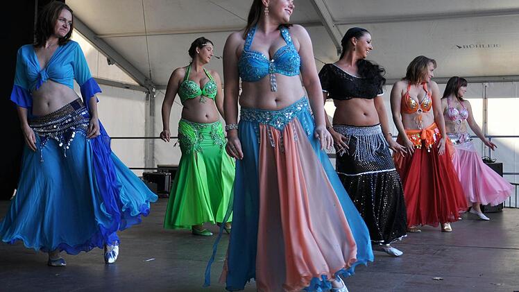 Die Volkshochschule Haßfurt präsentierte Ausschnitte aus den Kursen "Zumba Sentao", "Bewegter Rücken", "Orientalischer Tanz" (im Bild) und "Line Dance".