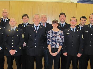 Die Feuerwehr Löbelstein hat am Samstag einen neuen Vorstand gewählt (von links): Hanna Fischer, Daniel Fritz, Ingolf Stökl, Nicolas Veulliet, Oberbürgermeister Norbert Tessmer, Jennifer Reingruber, Roland Zimmermann, Stefan Reingruber, Samir Al Talli, Bernhard Zimmermann. Foto: Martin Koch