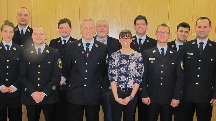 Die Feuerwehr Löbelstein hat am Samstag einen neuen Vorstand gewählt (von links): Hanna Fischer, Daniel Fritz, Ingolf Stökl, Nicolas Veulliet, Oberbürgermeister Norbert Tessmer, Jennifer Reingruber, Roland Zimmermann, Stefan Reingruber, Samir Al Talli, Bernhard Zimmermann. Foto: Martin Koch