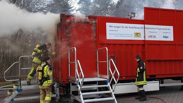 Training im Brandübungscontainer Foto: Carmen Schmitt