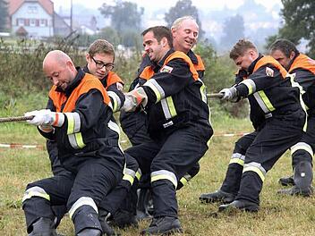 Beim Tauziehen w&auml;hrend der Falkendorfer Kirchweih legten sich die Feuerwehrleute m&auml;chtig ins Zeug. Fotos: Richard S&auml;nger