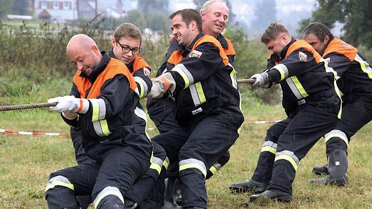 Beim Tauziehen w&auml;hrend der Falkendorfer Kirchweih legten sich die Feuerwehrleute m&auml;chtig ins Zeug. Fotos: Richard S&auml;nger