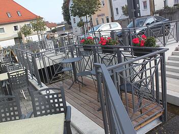 Der Bereich am Lauterbach vor der Pizzeria wurde völlig neu gestaltet und mit einer Sitzecke über dem Wasser sowie mit eleganten Geländern versehen.  Foto: Matthias Einwag
