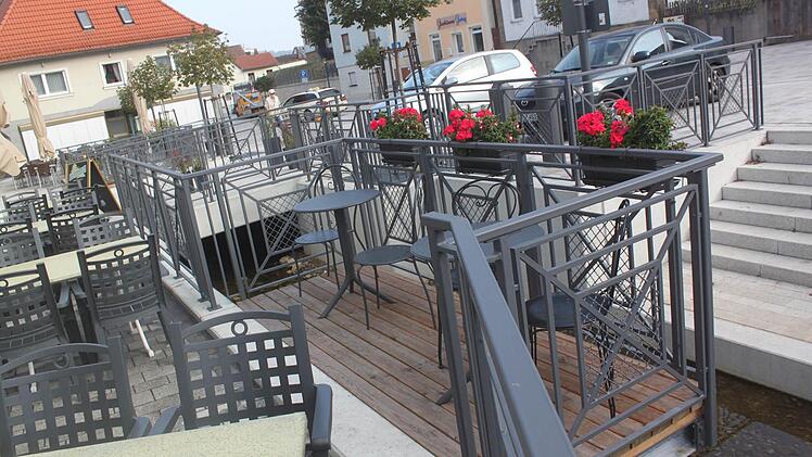 Der Bereich am Lauterbach vor der Pizzeria wurde völlig neu gestaltet und mit einer Sitzecke über dem Wasser sowie mit eleganten Geländern versehen.  Foto: Matthias Einwag