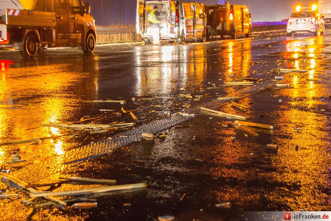 Achsbruch führt zur Vollsperrung – Sieben Fahrzeuge durch herumfliegende Ladung beschädigt