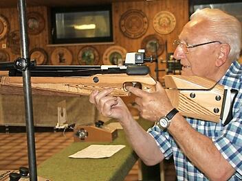 Nur noch zweimal im Jahr ist Ehrenoberschützenmeister Herbert Schmitt im Schießstand. Nämlich zum Sauschießen und zum Schützenfest. Foto: Veronika Schadeck