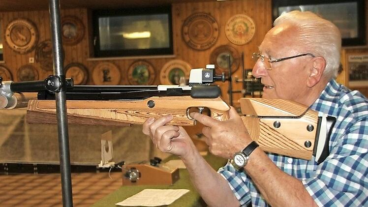 Nur noch zweimal im Jahr ist Ehrenoberschützenmeister Herbert Schmitt im Schießstand. Nämlich zum Sauschießen und zum Schützenfest. Foto: Veronika Schadeck