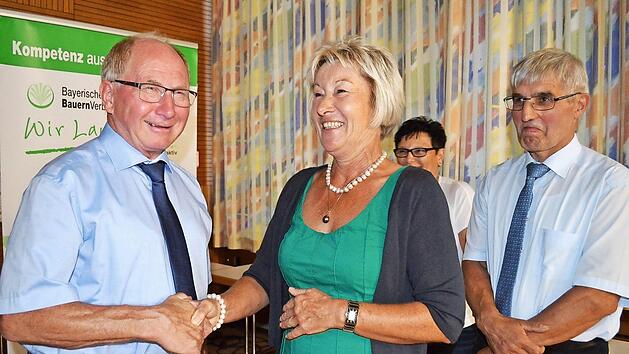 Gerhard Ehrlich wurde zum Ehrenkreisobmann ernannt. Herzliche Worte sprachen Kreisb&auml;uerin Heidi Bauersachs und der Nachfolger Martin Flohrsch&uuml;tz.  Fotos: Gabi Bertram