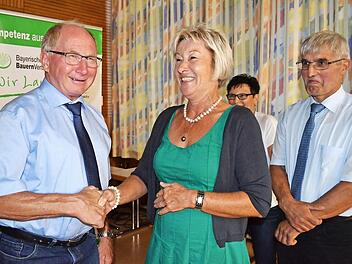 Gerhard Ehrlich wurde zum Ehrenkreisobmann ernannt. Herzliche Worte sprachen Kreisbäuerin Heidi Bauersachs und der Nachfolger Martin Flohrschütz.  Fotos: Gabi Bertram