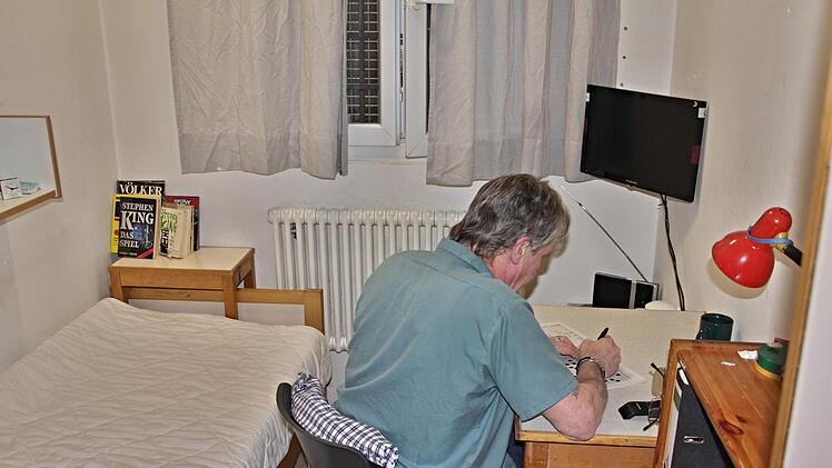 Die enge Einzelzelle ist seit vielen Jahren, mit einigen Unterbrechungen, "Heimat" dieses Strafgefangenen, der nicht klagt und sich mit Martin Mölter gut versteht.