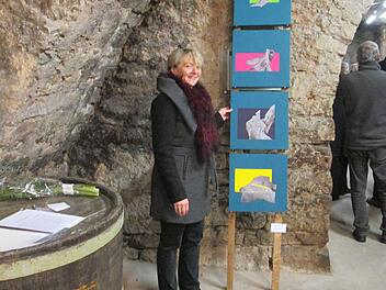 Barbara Winter präsentiert ihre Vorstellungen in bunten Bildern, die das Wasser als Ursprung des Werdens zugrunde legen.  Winfried Ehling
