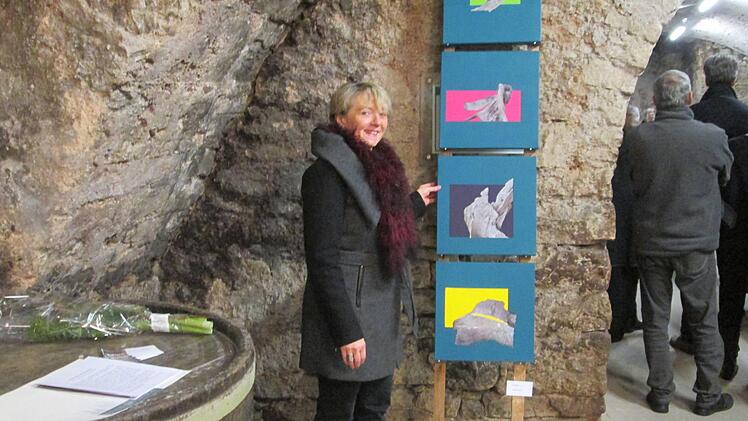 Barbara Winter präsentiert ihre Vorstellungen in bunten Bildern, die das Wasser als Ursprung des Werdens zugrunde legen.  Winfried Ehling