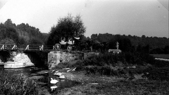 Die auf den Pfeilern der Klosterbrücke errichtete hölzerne Notbrücke diente unter anderem der Postkutsche zur Überfahrt.  Repro: Bernd Czelustek
