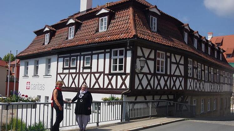 Das Bild zeigt v. l. Diplom-Sozialp&auml;dagogin Irene Piontek und Caritas-Kreisvorsitzende Cornelia Thron vor dem Dienstgeb&auml;ude des Caritasverbandes f&uuml;r den Landkreis Kronach. Hier findet auch am Sonntag, 17. Juni, ein  Tag der Offenen T&uuml;r mit einem Jazz-Fr&uuml;hschoppen statt.         Heike Sch&uuml;lein