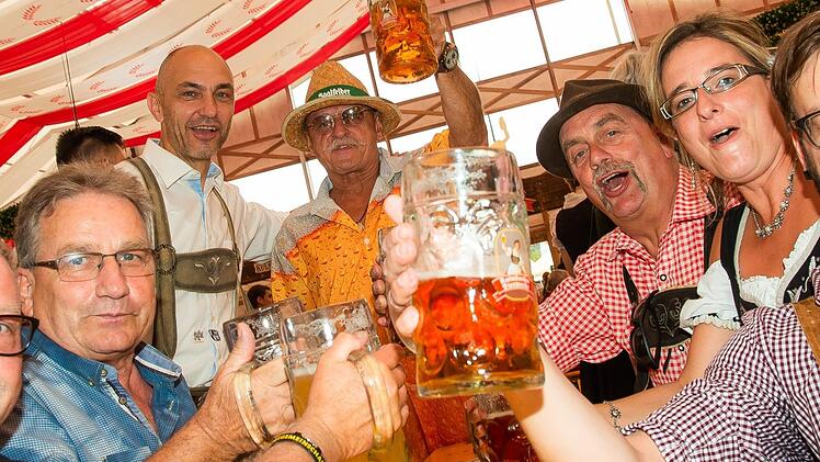 Feiern mit einer Maß Festbier, das gehört zur Kulmbacher Bierwoche. Die Reservierungsmöglichkeiten im Stadel sind allerdings begrenzt - und kosten Geld. Foto: Alexander Muck