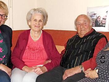 Xaver und Waltraud Berger sind seit 65 Jahren verheiratet, seit über 60 Jahren leben sie in Coburg. Die Glückwünsche der Stadt Coburg überbrachte Bürgermeister-Stellvertreterin Martina Benzel-Weyh. Mit auf dem Bild ist Tochter Gabriele Jahn.  Foto: Martin Koch