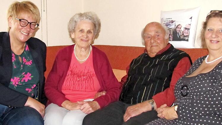 Xaver und Waltraud Berger sind seit 65 Jahren verheiratet, seit über 60 Jahren leben sie in Coburg. Die Glückwünsche der Stadt Coburg überbrachte Bürgermeister-Stellvertreterin Martina Benzel-Weyh. Mit auf dem Bild ist Tochter Gabriele Jahn.  Foto: Martin Koch