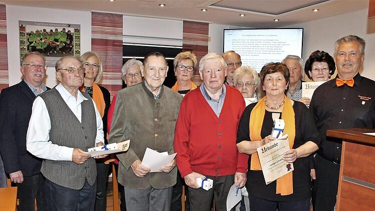 Diese Geehrten halten als passive Mitglieder dem Verein seit 40 Jahren die Treue.  Fotos: Evi Seeger