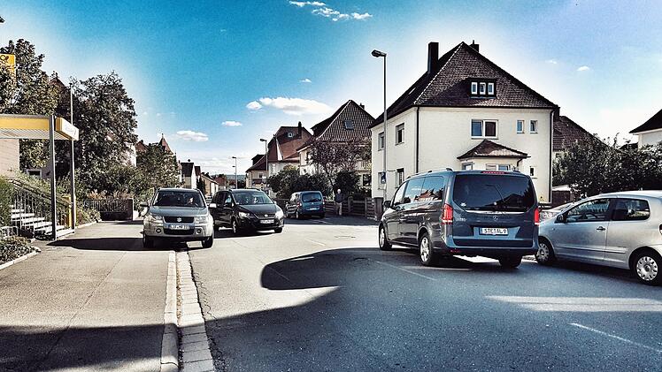 Der Rest der Bahnhofstraße wird umgebaut, im Stadtrat wurde auch diskutiert, wie man im Umfeld noch mehr Parkplätze schaffen könnte.