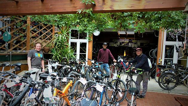 "El Dorado" ist mit Reparaturen und Neukäufen so gut wie ausgebucht. Unser Bild zeigt von links Geschäftsführer Jörg Geuther mit seinen beiden Monteuren.Fotos: Werner Reisßaus