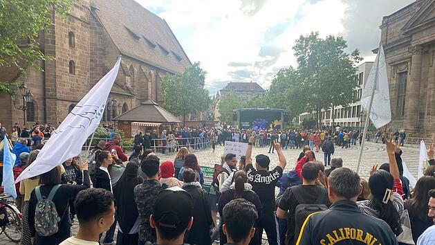 N&uuml;rnberg: Massive Proteste gegen Baerbock bei Gr&uuml;nen-Kundgebung - "unf&auml;higste Au&szlig;enministerin"