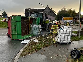 Konradsreuth: Anhänger mit Flüssigdünger stürzt im Kreisverkehr um - Feuerwehr im Einsatz