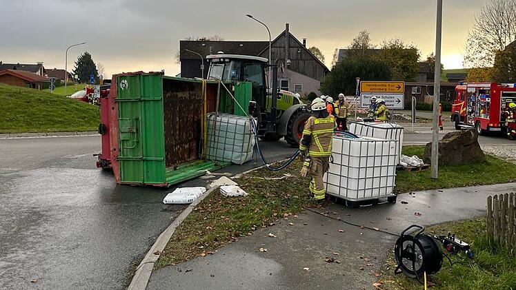 Konradsreuth: Anhänger mit Flüssigdünger stürzt im Kreisverkehr um - Feuerwehr im Einsatz
