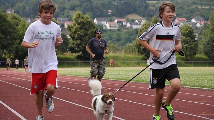 Auch der Vierbeiner machte beim Spendenlauf mit.