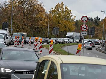 Ein schlechtes Omen für die dunkle Jahreszeit? Am Freitagnachmittag stauten sich die Autoschlangen bis über die Heinrichsbrücke hinaus.  Fotos: Ronald Rinklef