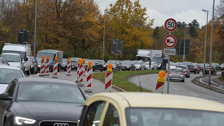 Ein schlechtes Omen für die dunkle Jahreszeit? Am Freitagnachmittag stauten sich die Autoschlangen bis über die Heinrichsbrücke hinaus.  Fotos: Ronald Rinklef