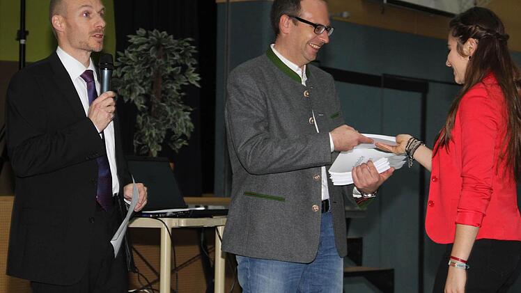 Landrat Christian Meißner (Mitte) nimmt die Anregungen und Vorschläge der Teilnehmer des P-Seminars "Lichtenfels - attraktiv für die Jugend" entgegen; mit im Bild ist der Seminarleiter, Oberstudienrat Thomas Schmutzler (links).