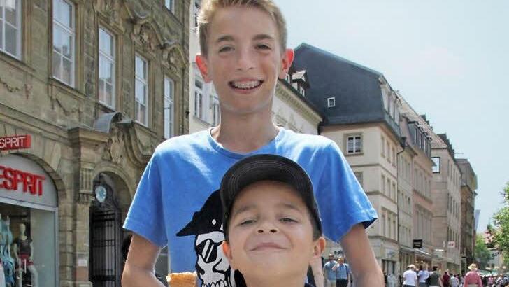 Domenic (hinten) tippt auf Brasilien. Raphael glaubt daran, dass Deutschland Weltmeister wird. Damit liegt der Vierjährige im Bamberger Trend.  Foto: Sebastian Martin